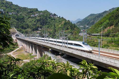 ¿Por qué los equipos eléctricos en el transporte ferroviario utilizan conectores blandos de alambre de cobre?