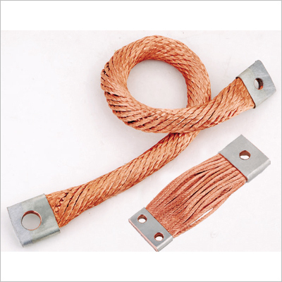 ¿Cuál es la capacidad de carga actual del conector flexible de alambre trenzado de cobre?